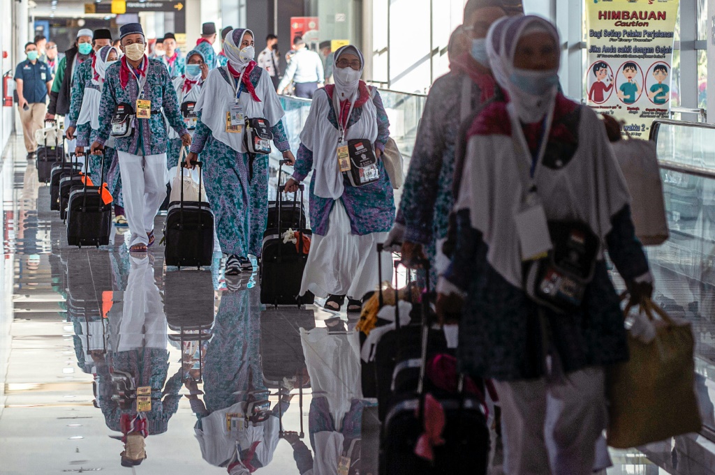 حجاج اندونيسيون يستعدون لمغادرة البلاد نحو السعودية لأداء مناسك الحج في 4 حزيران/يونيو 2022 (ا ف ب)