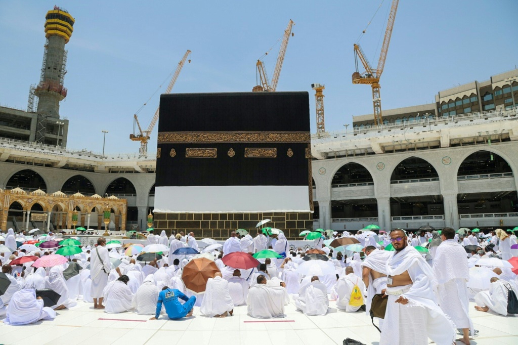    مصلون في باحة المساجد الحرام في مكة في 1 تموز/يوليو 2022 (ا ف ب)