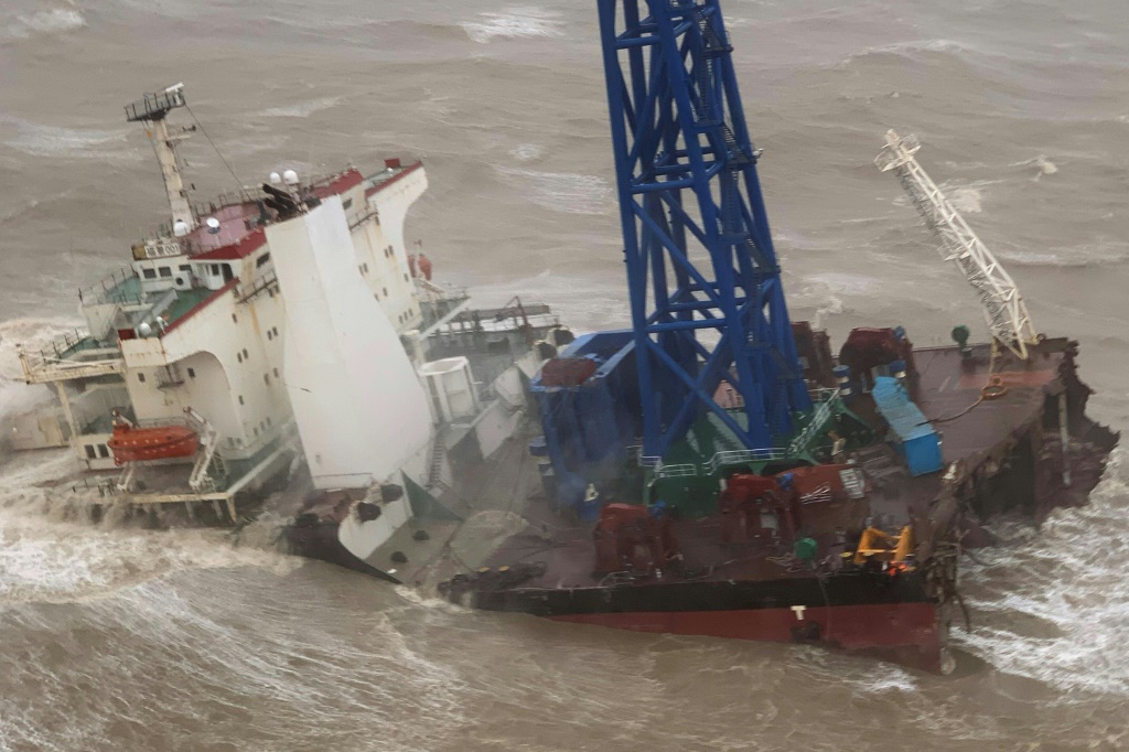 تم العثور على اثنتي عشرة جثة بعد غرق سفينة في بحر الصين الجنوبي خلال عطلة نهاية الأسبوع (ا ف ب)