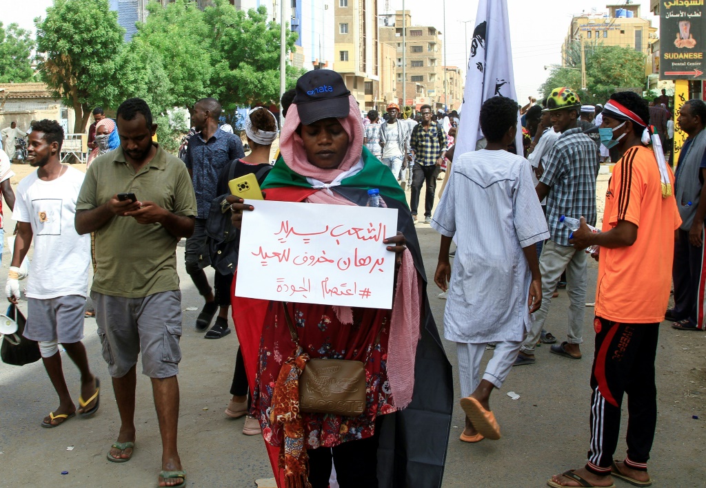 سودانية تشارك في تظاهرة في جنوب الخرطوم في 1 تموز/يوليو 2022 ضد الانقلاب الذي نفذه قائد الجيش (ا ف  ب)