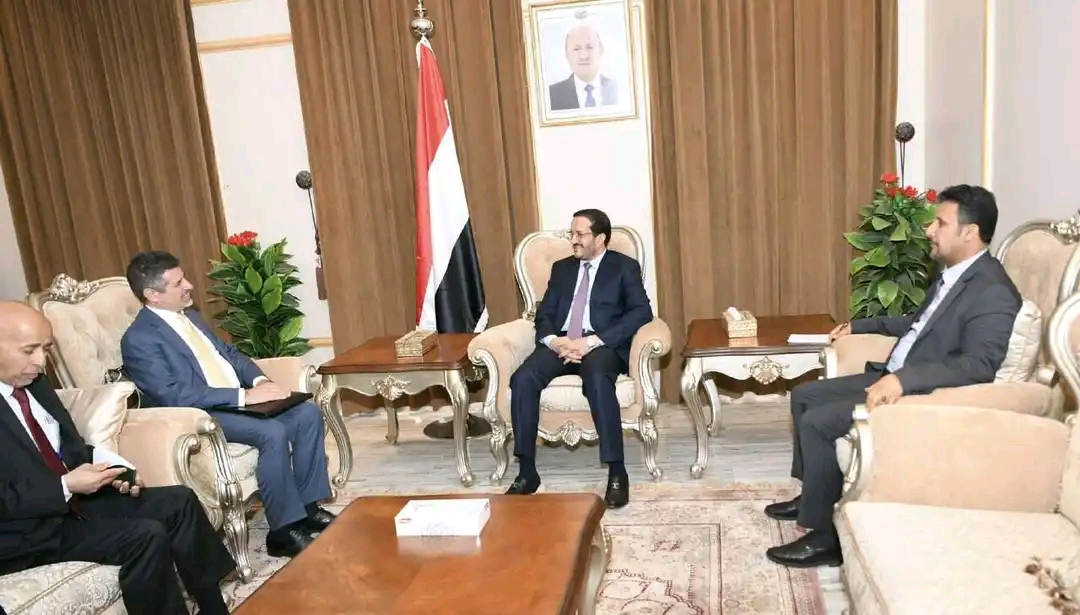 عضو مجلس القيادة الرئاسي اليمني عثمان مجلي  خلال لقاءه سفير الولايات المتحدة لدى اليمن ستيفن فاجن (سبأ)