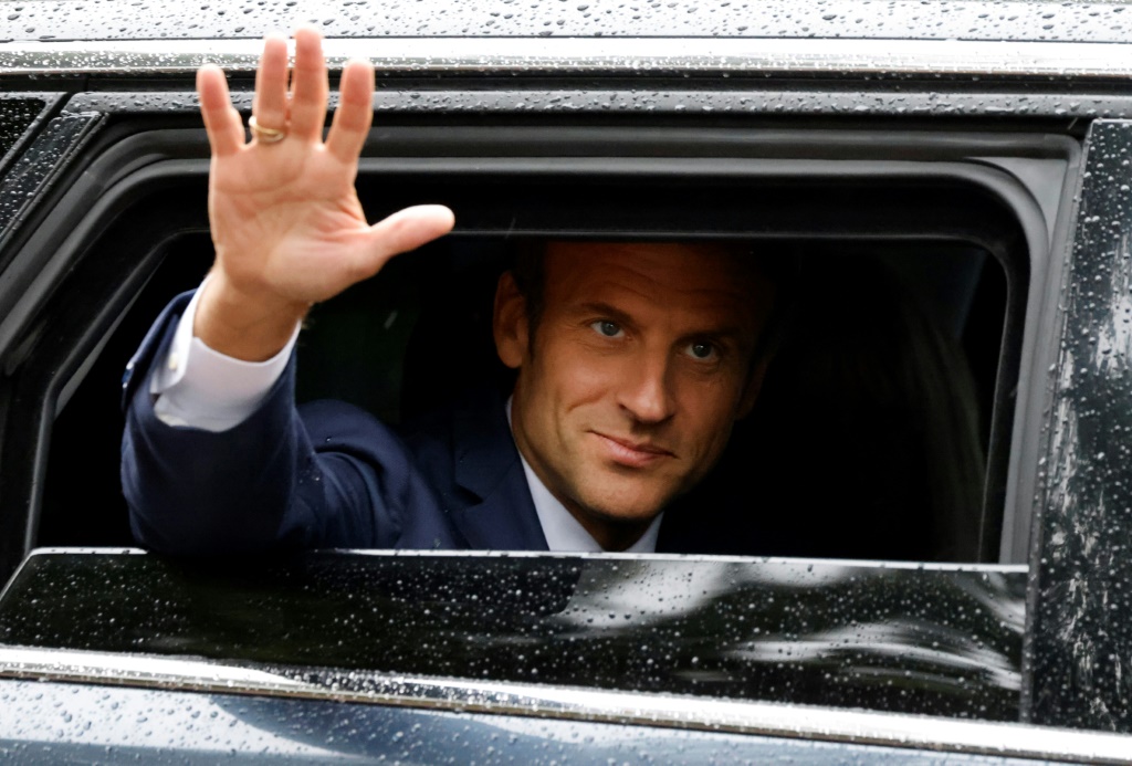 الرئيس الفرنسي إيمانويل ماكرون مغادرًا بعد الإدلاء بصوته في الجولة الثانية من الانتخابات التشريعية الفرنسية في شمال فرنسا في 19 حزيران/يونيو 2022 (ا ف ب)