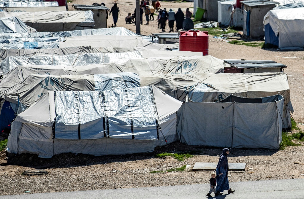 فرنسا تعيد 35 قاصرا و16 والدة من مخيمات في سوريا (وزارة الخارجية) فرنسا | سوريا | نزاع | اطفال | دبلوماسية باريس, فرنسا | AFP | 05-07-2022 - 11:42 UTC+3 | 227 words   ا ف ب  نساء وأطفال في مخيم روج في شمال شرق سوريا في 28 آذار/مارس 2021  أعادت فرنسا 35 قاصرا و16 والدة كانوا يعيشون في مخيّمات يحتجز فيها جهاديون في سوريا منذ سقوط تنظيم الدولة الإسلامية، كما أعلنت وزارة الخارجية الفرنسية الثلاثاء في بيان. وقالت الوزارة في بيان "قامت فرنسا اليوم بإعادة 35 قاصرا فرنسيّا كانوا في مخيمات بشمال شرق سوريا إلى أراضيها. وتشمل هذه العملية أيضا إعادة 16 والدة من المخيمات نفسها"، مشيرة إلى أن الوالدات سلّمن إلى السلطات القضائية فيما سلّم القصّر إلى خدمات رعاية الأطفال.  ويضاف هؤلاء القصّر إلى 126 طفلا انضم آباؤهم إلى القتال في أراض كانت خاضعة لسيطرة تنظيم الدولة الإسلامية وأعيدوا إلى فرنسا منذ العام 2016.  قبل عملية الإعادة الأخيرة، كان هناك حوالى 200 قاصر و80 والدة في مخيمات يسيطر عليها الأكراد  بشمال شرق سوريا وتسودها ظروف معيشية "مروعة" بحسب للأمم المتحدة.  في 14 كانون الأول/ديسمبر 2021، توفيت شابة فرنسية كانت تبلغ 28 عاما ومصابة بمرض السكري، تاركة  ابنة صغيرة تبلغ ست سنوات.  وفي نهاية نيسان/أبريل، حضّت المدافعة الحقوقية كلير هيدون الحكومة على الشروع في عملية إعادة جميع الأطفال الفرنسيين المحتجزين في المخيمات في شمال شرق سوريا "بأسرع وقت ممكن".  وفي بيان صحافي نشرته الثلاثاء، أعربت "جمعية العائلات الموحدة"  Collectif des familles unies التي تجمع عائلات فرنسيين غادروا للقتال في المنطقة الحدودية بين العراق وسوريا، عن "أملها" في أن تكون عملية الإعادة الأخيرة "مؤشرا على نهاية هذه السياسة البغيضة القائمة على مراجعة +كل حالة بحالتها+ التي تؤدي إلى فصل الإخوة وإبعاد الأطفال عن أمهاتهم" (ا ف ب)