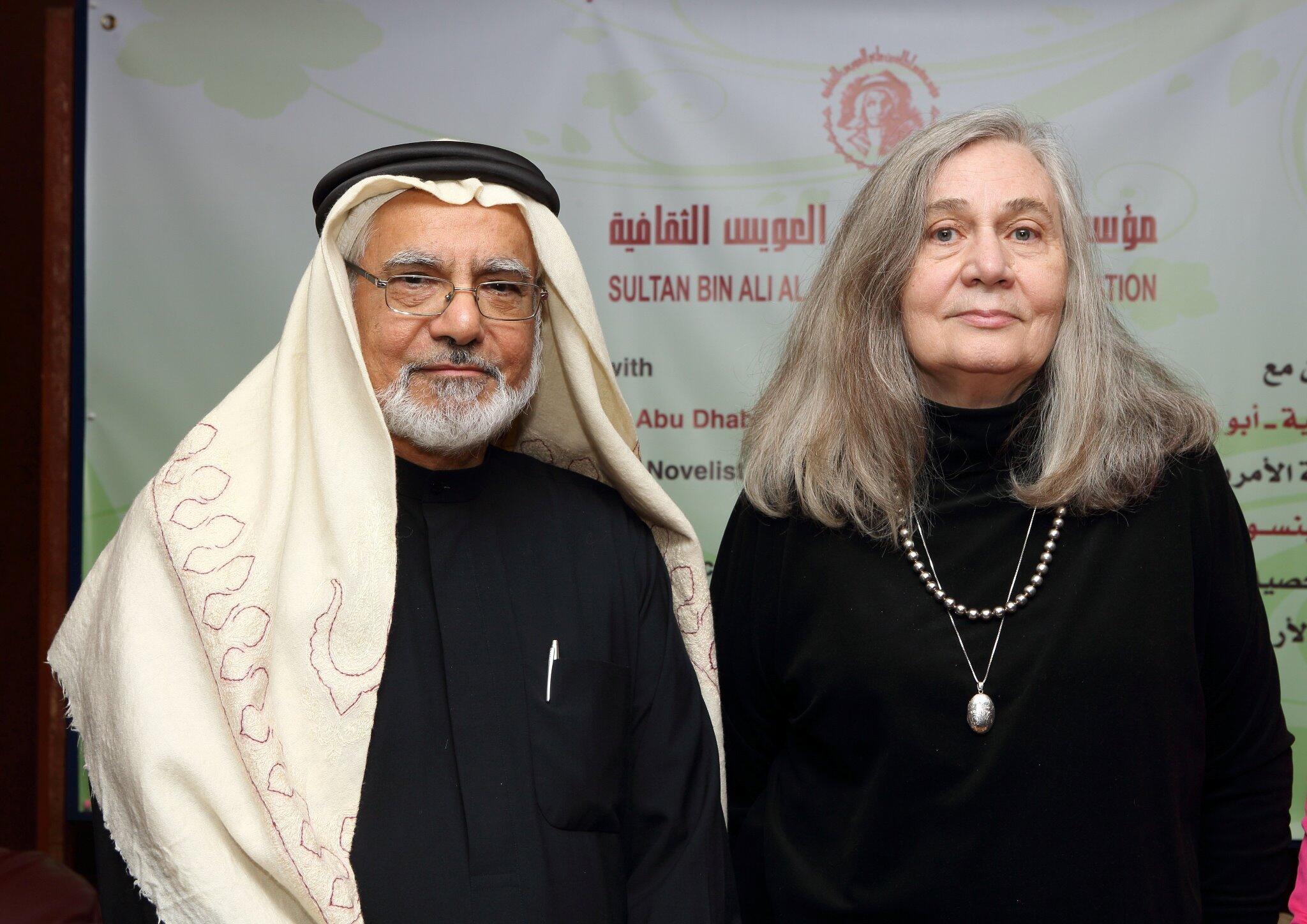 الشاعر محمد منصور الهدوي مع الروائية الأمريكية ميريلين روبنسون في مؤسسة الويس (تويتر)