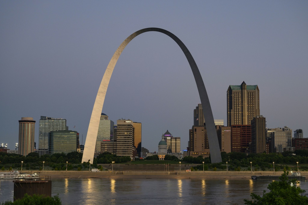  قوس غيتاوي في سانت لويس فوق نهر ميسيسيبي في 27 حزيران/يونيو 2022 (ا ف ب)