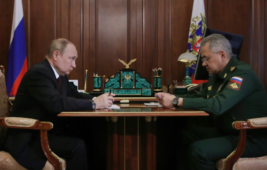 الرئيس الروسي فلاديمير بوتين يجلس مع وزير الدفاع سيرجي شويغو في الكرملين (أ ف ب)