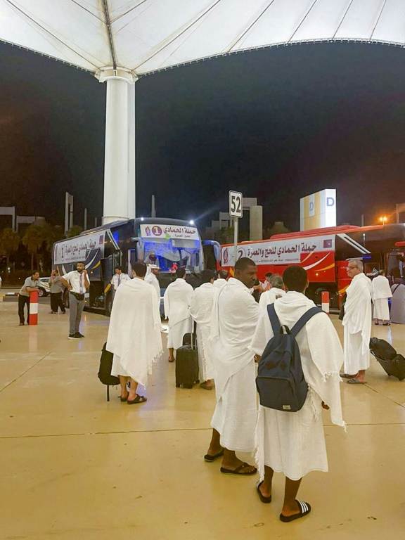 صورة وفرتها وكالة الأنباء القطرية في الخامس من تموز/يوليو 2022تظهر حجاجا قطريين يصلون إلى مكة المكرمة استعدادا لموسم الحج (ا ف ب)