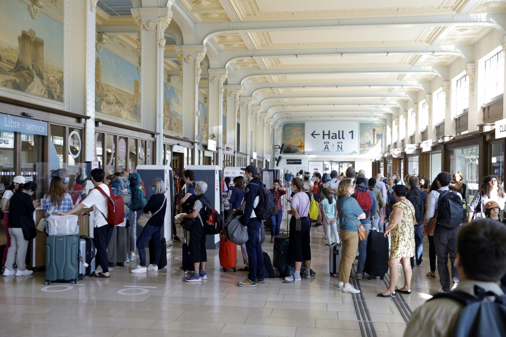 مسافرون يقفون في طابور في السادس من تموز/يوليو 2022 في محطة ليون للقطارات خلال إضراب لشركة السكك الحديد الفرنسية (ا ف ب)