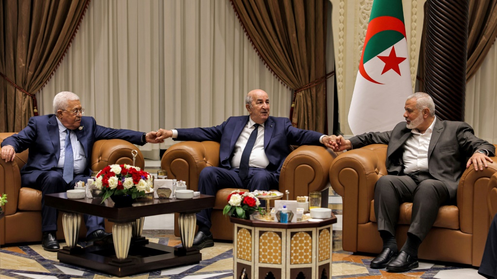 من اليسار إلى اليمين، الرئيس الفلسطيني محمود عباس، والرئيس الجزائري عبد المجيد تبون، وزعيم حركة حماس إسماعيل هنية (ا ف ب).
