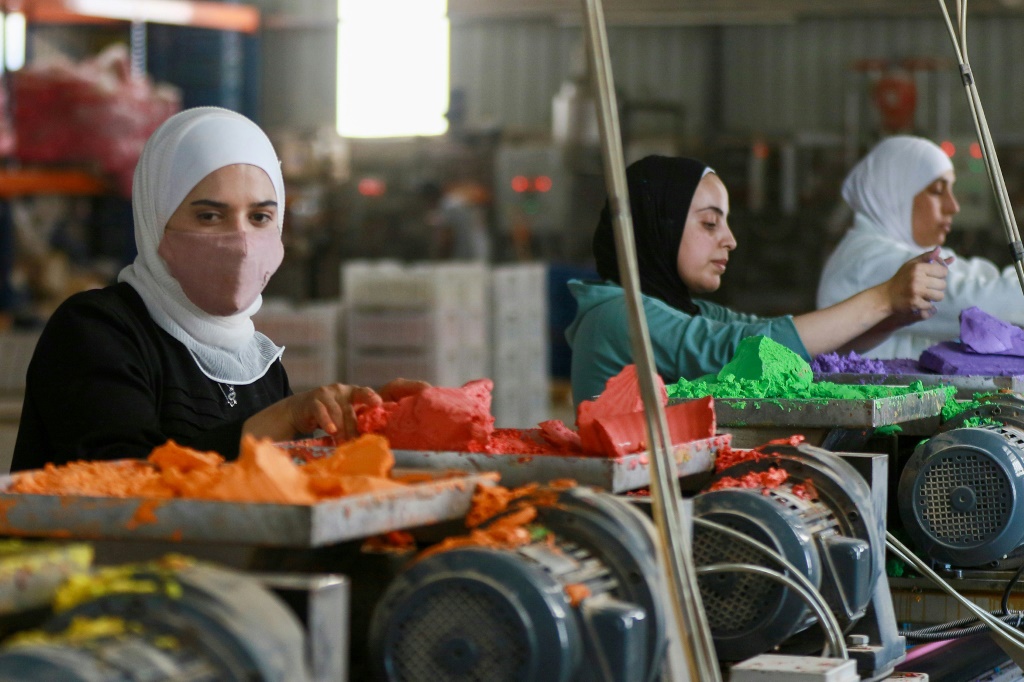 عاملات أردنيات في مصنع الطبشور في الكرك جنوب عمان في 13 حزيران/يونيو 2022 (ا ف ب)   