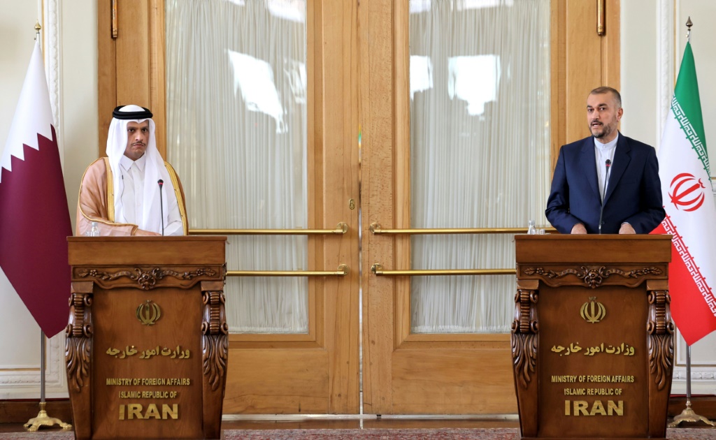 وزير الخارجية الإيراني حسين أمير عبد اللهيان (إلى اليمين) ووزير الخارجية القطري محمد بن عبد الرحمن بن جاسم آل ثاني في مؤتمر صحفي مشترك في طهران (أ ف ب)