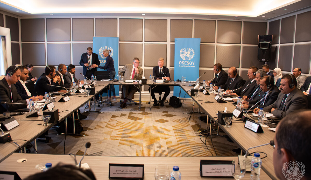 في لقاء سابق بين الوفد الحكومي ووفد جماعة الحوثي برئاسة المبعوث الدولي هانس غروندبرغ ( مكتب الأمم المتحدة)