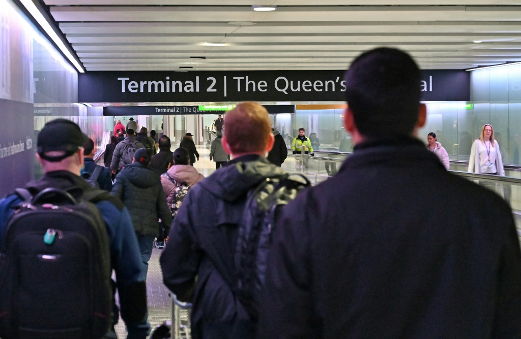 مسافرون في مطار هيثرو في لندن بتاريخ 6 نيسان/أبريل 2022 (ا ف ب)