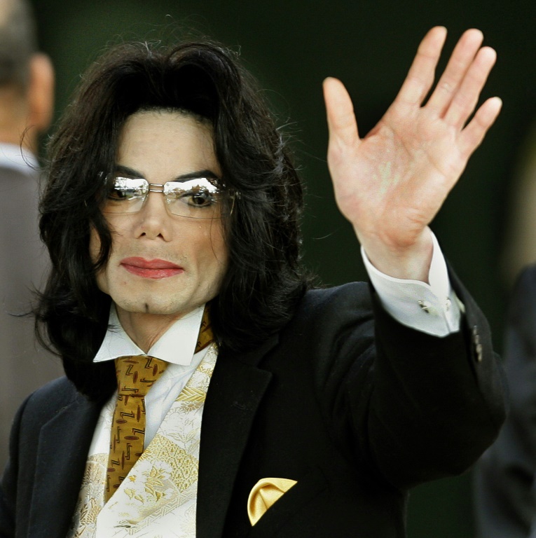 المغني مايكل جاكسون في محكمة سانتا ماريا بولاية كاليفورنيا الأميركية في الثالث من حزيران/يونيو 2005 (ا ف ب)