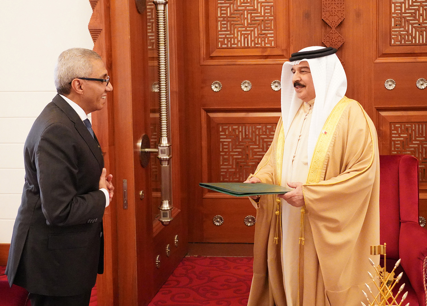 ملك البحرين يستقبل سفير مصر ويتسلم دعوة للمشاركة بالقمة العالمية للمناخ (بنا)