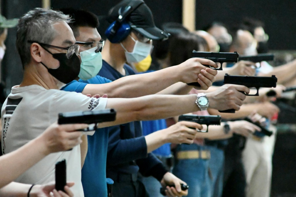 مدنيون تايوانيون يتدربون على استخدام السلام للدفاع عن جزيرتهم في 18 حزيران/يونيو 2022 في نيو تايبيه (ا ف ب)