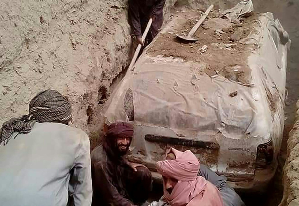 دفن عبد الجبار العمري ، المسؤول السابق في طالبان ، السيارة البيضاء من طراز تويوتا كورولا في حديقة بقرية بإقليم زابول ، الذي أمر بحفرها هذا الأسبوع (ا ف ب)