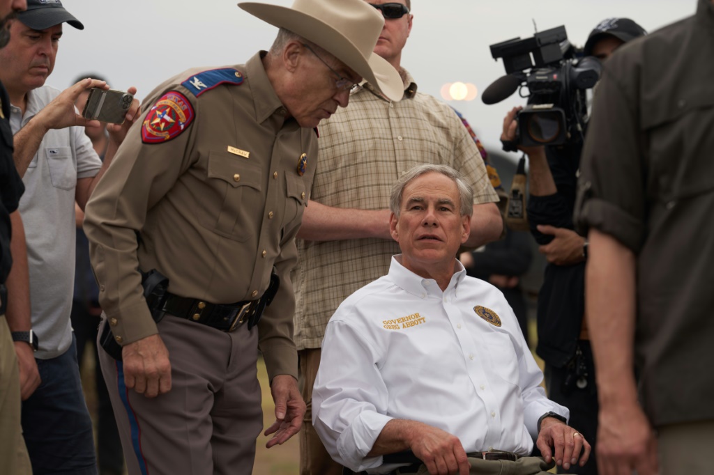 حاكم تكساس جريج أبوت يقوم بجولة على الحدود بين الولايات المتحدة والمكسيك عند نهر ريو غراندي في إيجل باس ، تكساس في مايو 2022 (ا ف ب)