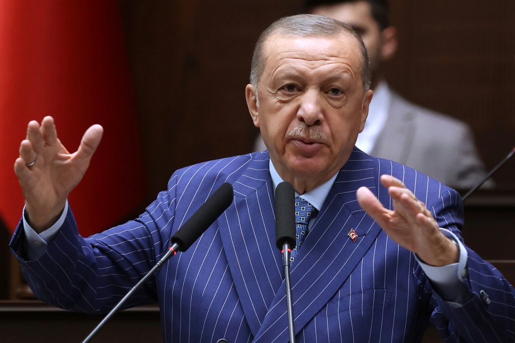 قال الرئيس التركي رجب طيب أردوغان إن أسعار الفائدة المرتفعة تسبب التضخم ، وهو ما يتعارض مع العقيدة الاقتصادية المقبولة (أ ف ب)