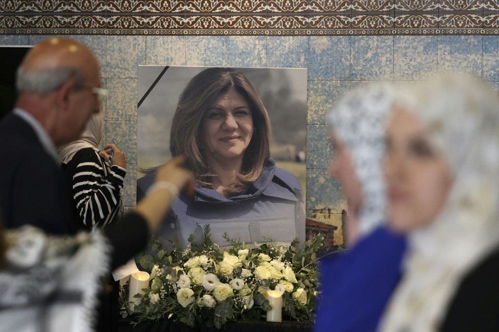 معزون يشاركون في حفل تأبين الصحافية الفلسطينية الأميركية شيرين أبو عاقلة في قصر رام الله الثقافي في 19 حزيران/يونيو 2022 في الذكرى الأربعين لمقتلها (أ ف ب)