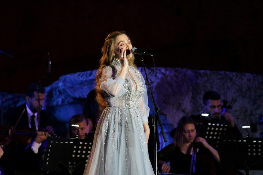 المغنية اللبنانية سمية بعلبكي تحيي حفلة في افتتاح مهرجانات بعلبك الدولية في شرق لبنان في الثامن من تموز/يوليو 2022 (ا ف ب)