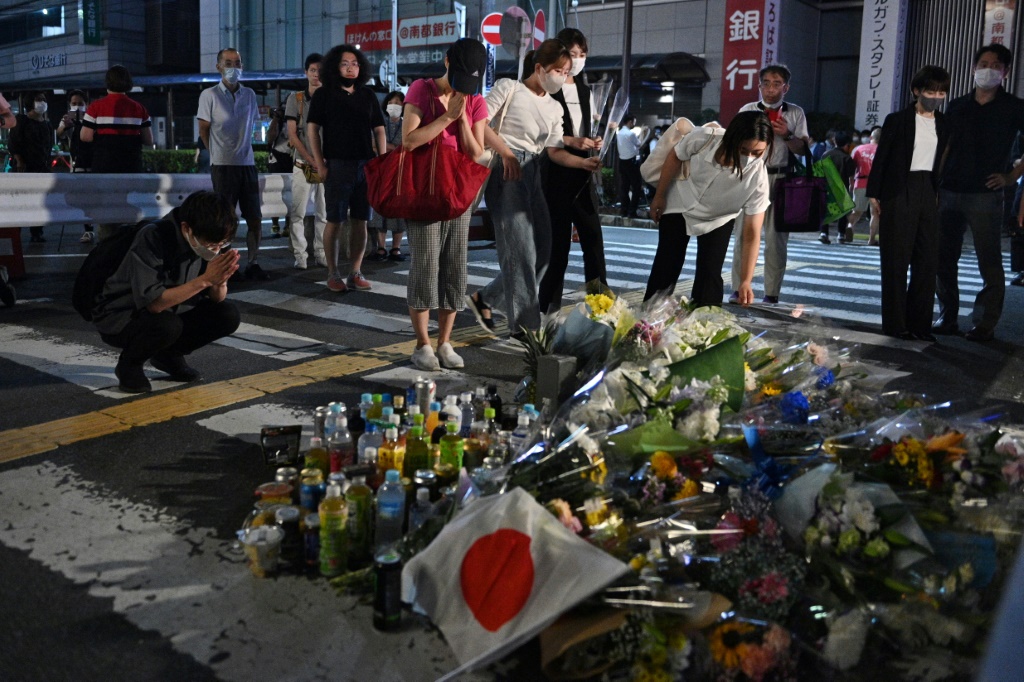 يابانيون في موقع اغتيار رئيس الوزراء السابق شينزو آبي في مدينة نارا بغرب اليابان في 08 تموز/يوليو 2022 (اف ب)