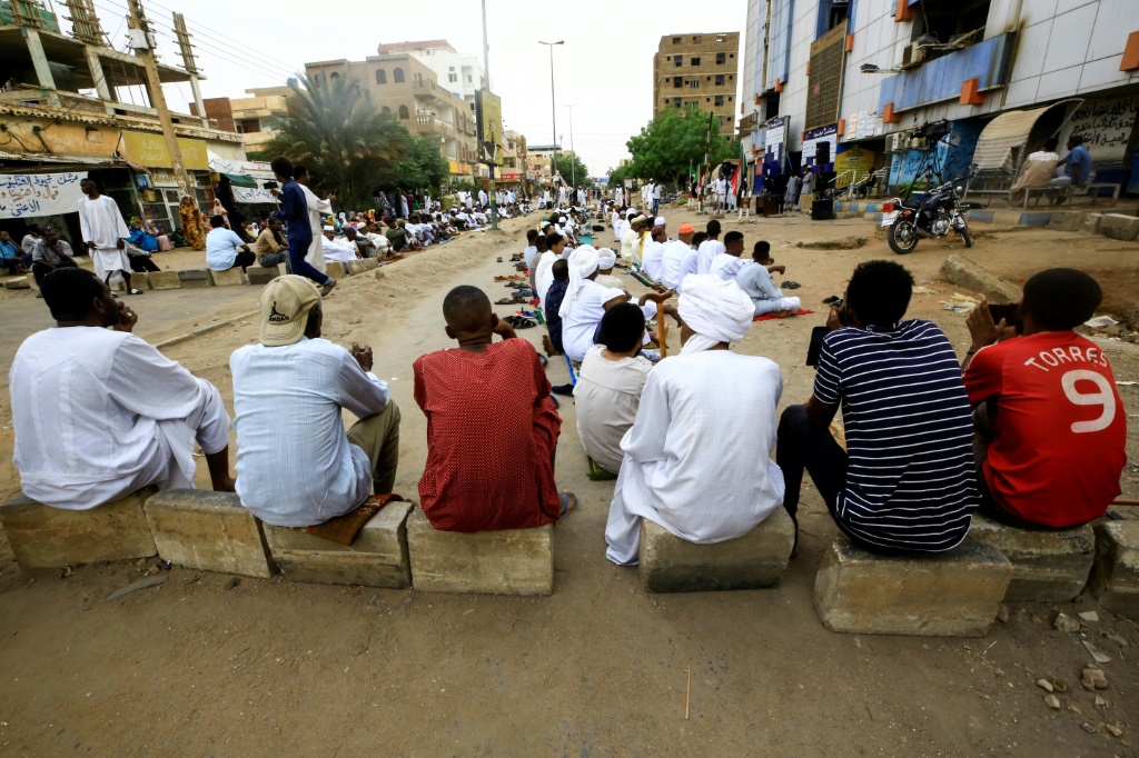 متظاهرون سودانيون يشاركون في اعتصام مناهض للجيش في العاصمة الخرطوم يوم السبت الموافق عطلة عيد الأضحى المبار ( ا ف ب)