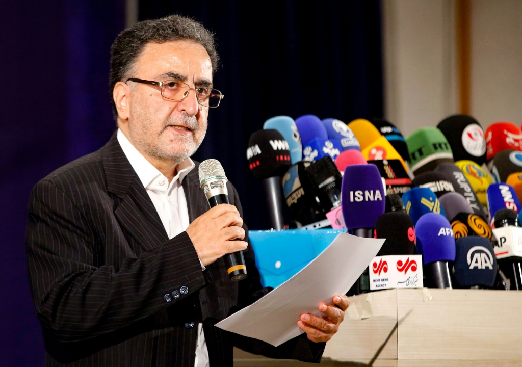 السياسي الإصلاحي مصطفى تاج زاده يتحدث للصحافيين بعد تقدّمه بطلب ترشح للانتخابات الرئاسية الإيرانية في 14 أيار/مايو 2021 (ا ف ب).