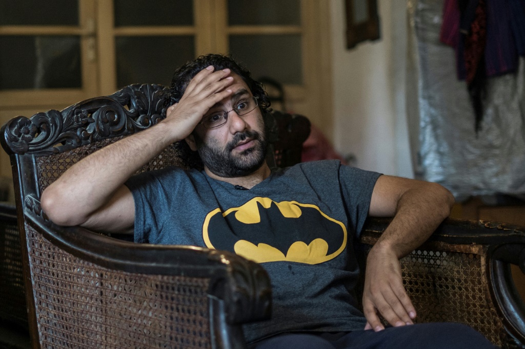الناشط والمدون المصري علاء عبد الفتاح خلال حديث في منزله في القاهرة في 17 أيار/مايو 2019 (ا ف ب)