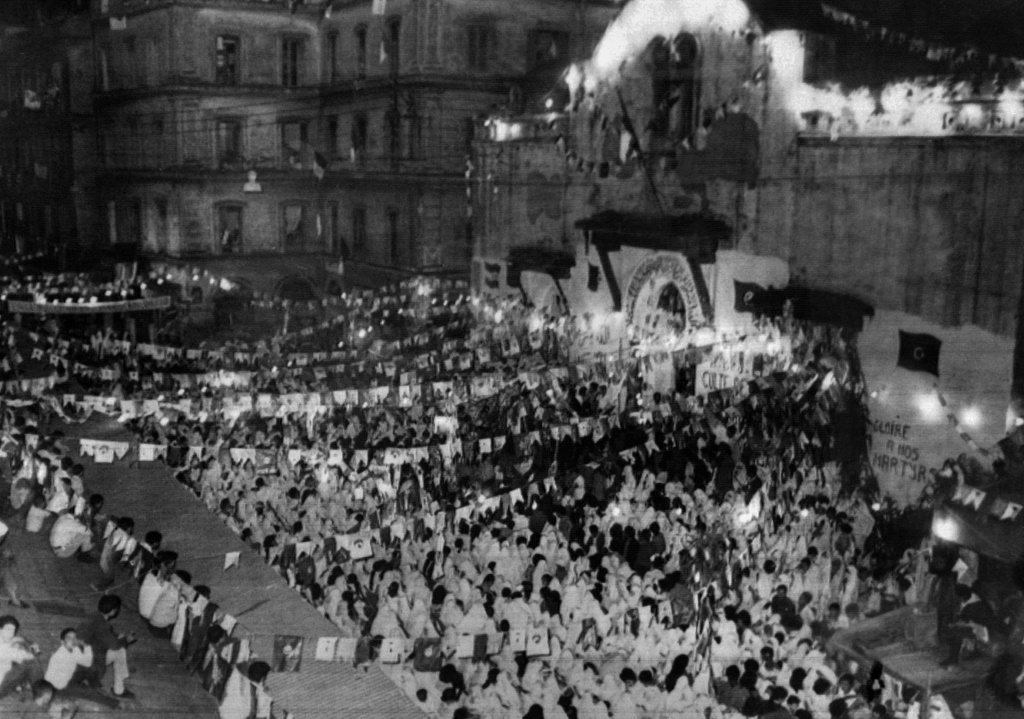 صورة التقطت في 2 تموز/يوليو 1962 وفيها جزائريون تجمعوا في القصبة في العاصمة الجزائر للاحتفال بعد يوم من الاستفتاء على الاستقلال (ا ف ب)