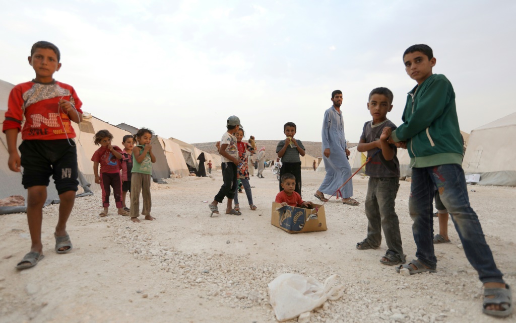 أطفال نازحون سوريون يلعبون في مخيم "الامل" قرب معبر باب الهوى على الحدود التركية في 13 ايلول/سبتمبر 2018(ا ف ب)