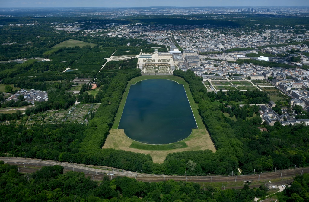 صورة جوية لقصر فرساي وحدائقه إلى جنوب غرب العاصمة الفرنسية باريس في الأول من حزيران/يونيو 2022(ا ف ب)