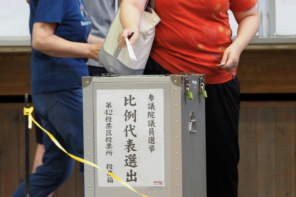 يابانيون يدلون بأصواتهم في الانتخابات لتجديد نصف أعضاء مجلس الشيوخ في مركز اقتراع في طوكيو في 10 تموز/يوليو 2022 (ا ف ب)