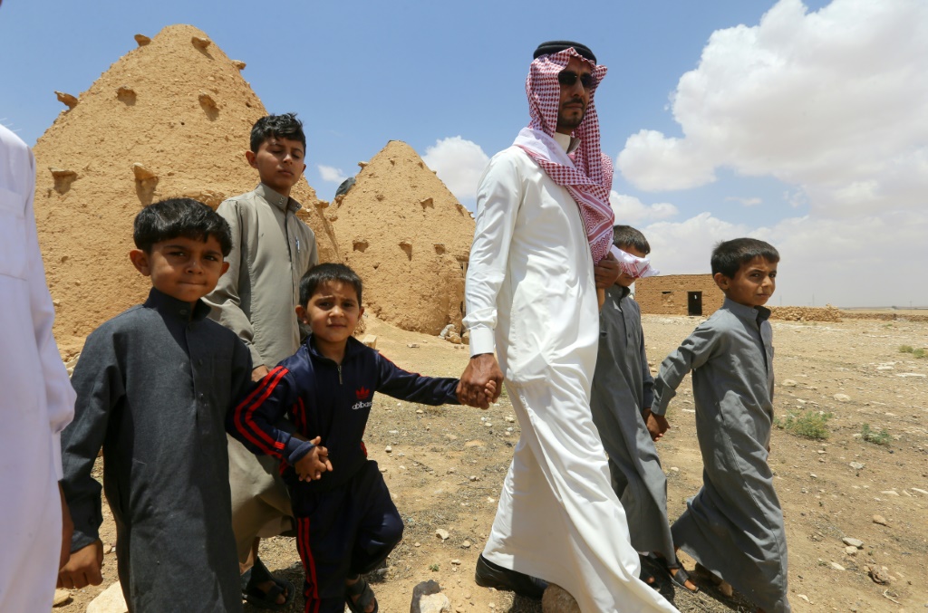 عبد العزيز العقاب يتجوّل في 13 حزيران/يونيو 2022 برفقة أبناء أشقائه الأيتام الذين نجوا من انفجار لغم أثناء قيام العائلة بنزهة في وسط سوريا (ا ف ب)