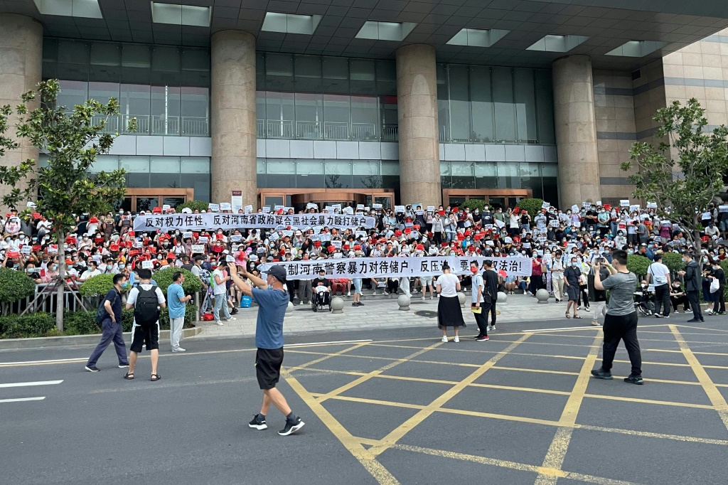 جمدت أربعة بنوك في خنان جميع عمليات السحب النقدي منذ منتصف أبريل ، مما أثار مظاهرات متفرقة (أ ف ب)