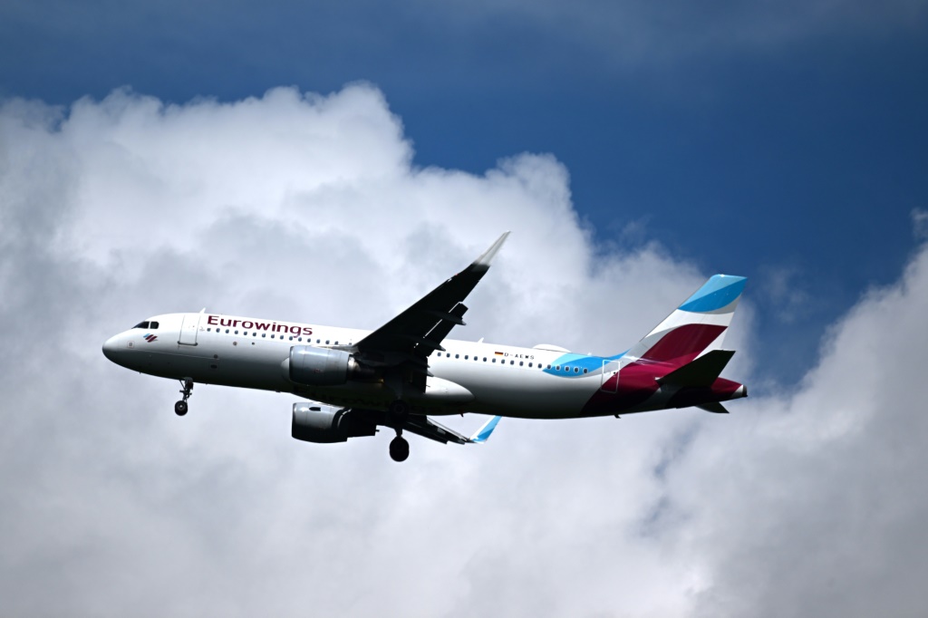 طائرة من طراز ايرباص تابعة لشركة طيران Eurowings تستعدّ للهبوط في مطار دوسيلدورف الدولي في غرب ألمانيا في 01 تموز/يوليو 2022 (أ ف ب)