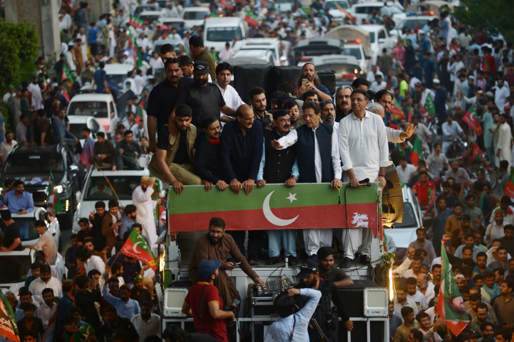رئيس الوزراء الباكستاني السابق عمران خان وكبار مساعديه على متن حافلة أثناء احتجاج على ارتفاع الأسعار في روالبندي في أوائل يوليو. (أ ف ب)