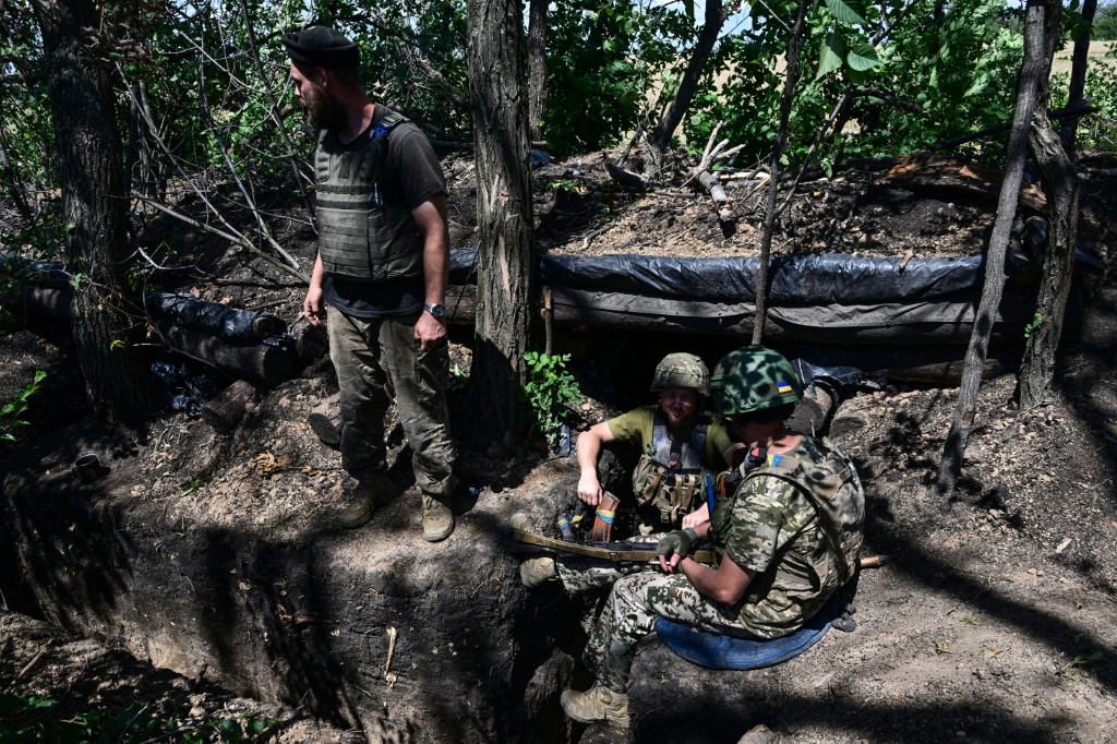 يقف هذا الخندق على خط المواجهة في دونباس ضد الجهود الروسية للسيطرة على المنطقة الأوكرانية (ا ف ب)