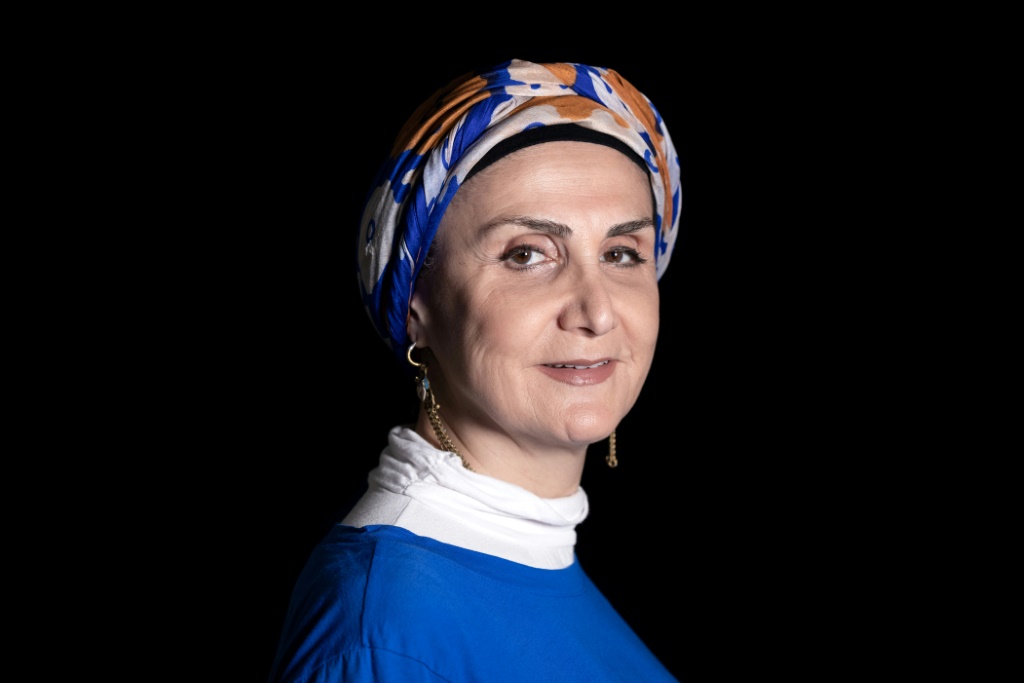 &nbsp;الممثلة والمخرجة المسرحية اللبنانية حنان الحاج علي في بيروت في الرابع من تموز/يوليو 2022 (ا ف ب)