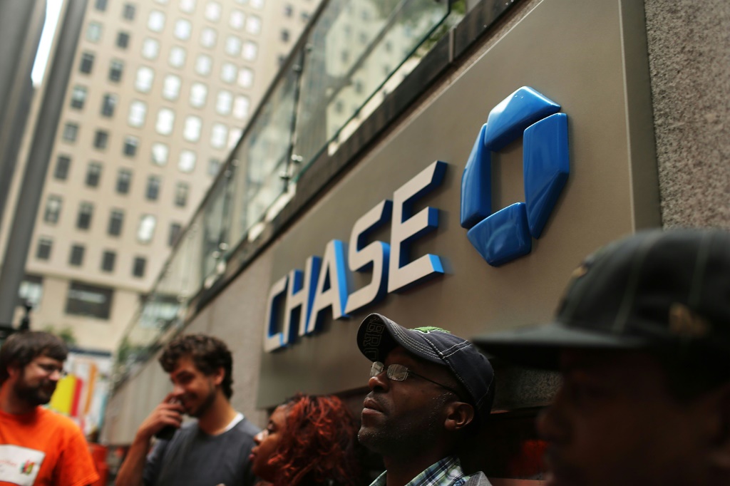 أبلغ JPMorgan Chase عن انخفاض في الأرباح بعد تجنيب الاحتياطيات في حالة التخلف عن السداد (أ ف ب)