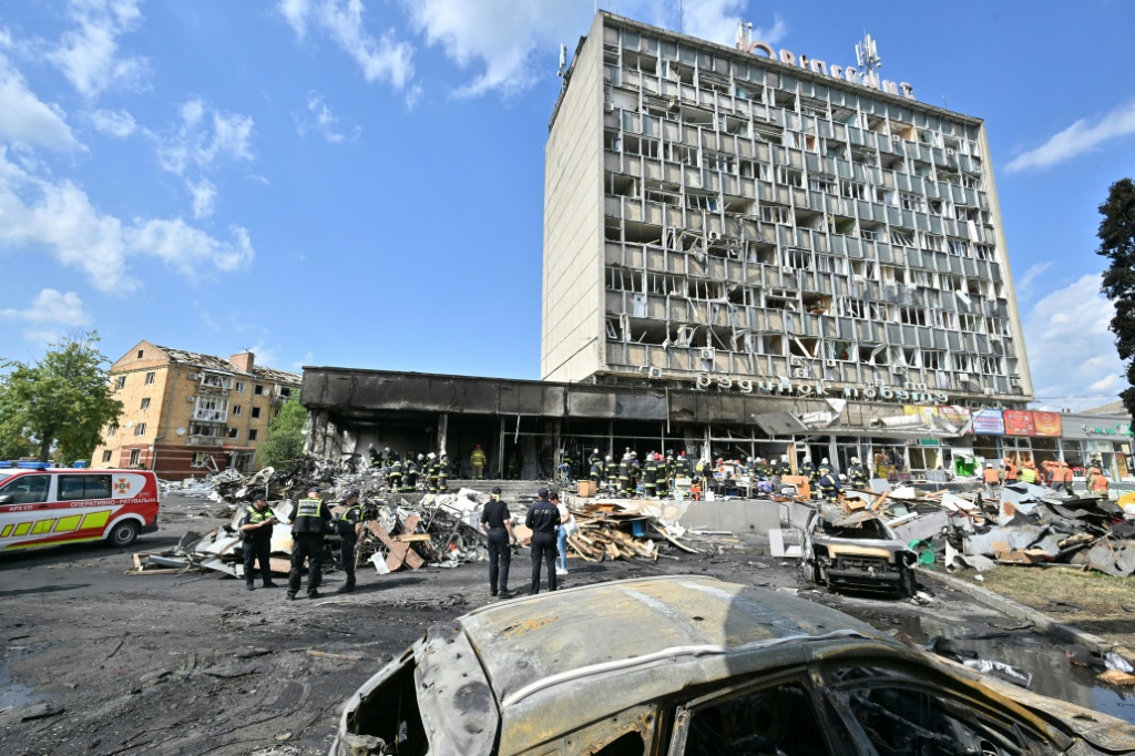 رجال الإطفاء يتفقدون مبنى مدمرًا إثر غارة جوية روسية في مدينة فينيتسيا في غرب وسط أوكرانيا في 14 تموز/يوليو 2022 (ا ف ب)