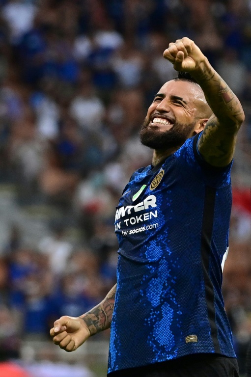 التشيلي ارتورو فيدال يحتفل بالتسجيل لانتر خلال مباراة في الدوري الايطالي لكرة القدم ضد جنوى. ميلانو، في 21 آب/أغسطس 2021 (ا ف ب)
