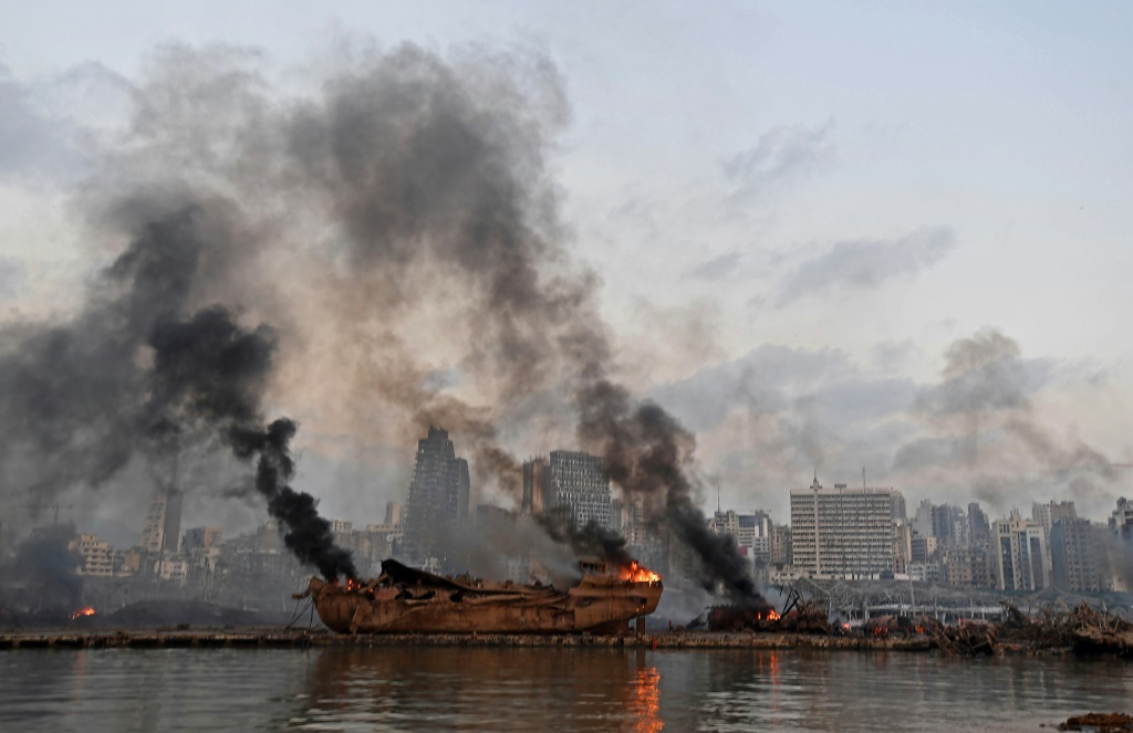 حرائق ودمار ودخان من جراء انفجار مرفأ بيروت في الرابع من آب/أغسطس 2020(ا ف ب)