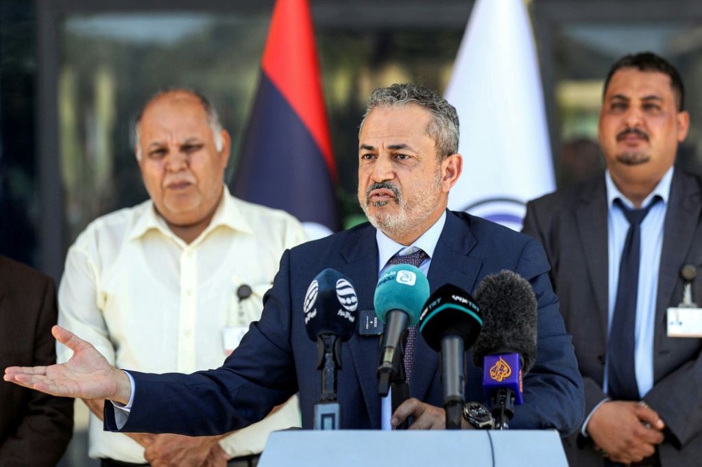 الرئيس الجديد للمؤسسة الوطنية للنفط الليبية فرحات بن قدارة خلال مؤتمر صحافي في طرابلس، الخميس 14 تموز/يوليو 2022 (  ا ف ب)