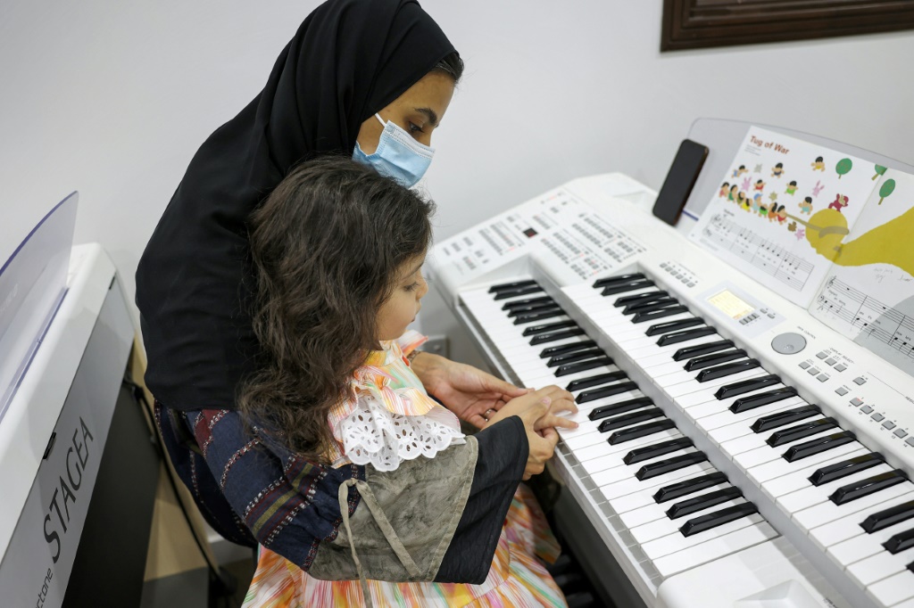 طفلة تتعلم العزف على الأورغ في مركز 