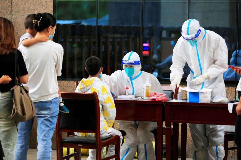  مركز فحوص لكشف الإصابات بكوفيد-19 في تشانغيي في شمال غرب الصين في 13 تموز/يوليو 2022 (أ ف ب)