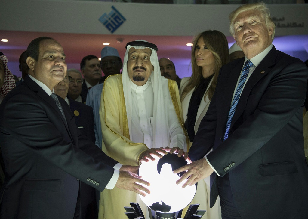 الرئيس الأمريكي دونالد ترامب (إلى اليمين) والرئيس المصري عبد الفتاح السيسي (إلى اليسار) والملك السعودي سلمان بن عبد العزيز آل سعود يقفون في افتتاح مركز في الرياض لمكافحة الفكر المتطرف في مايو 2017. (أ ف ب)