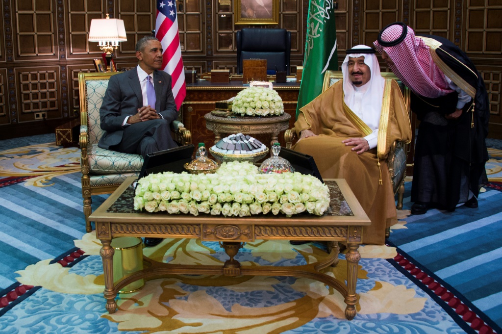 نمت العلاقات الأمريكية السعودية فاترة في عهد الرئيس باراك أوباما ، ونرى هنا مع الملك سلمان خلال زيارة إلى الرياض في أبريل 2016 (أ ف ب)