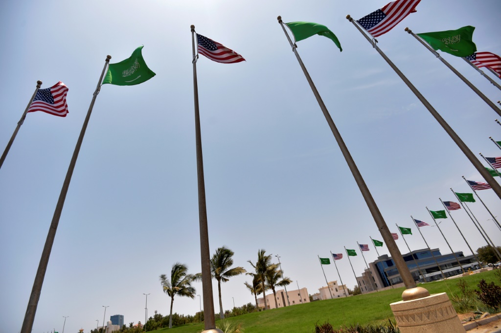    العلمان السعودي والأمريكي على طريق الملك عبد العزيز في مدينة جدة المطلة على البحر الأحمر السعودي قبل زيارة الرئيس الأمريكي جو بايدن. (أ ف ب)