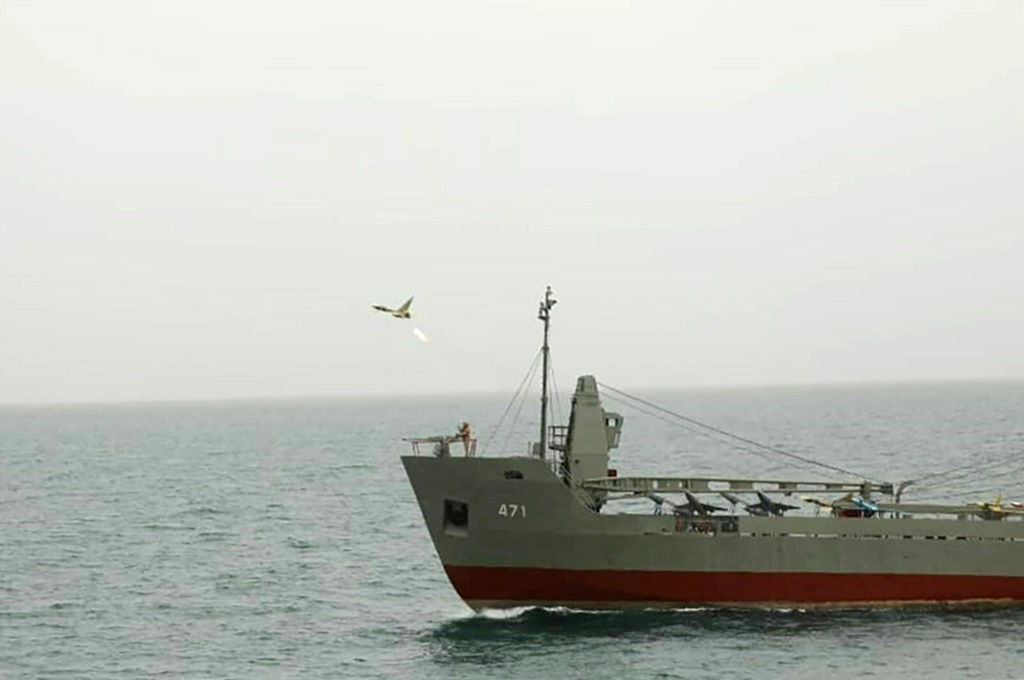 تظهر صورة نشرها الموقع الرسمي للجيش الإيراني طائرة مسيرة أطلقت من سفينة حربية في المحيط الهندي (أ ف ب)